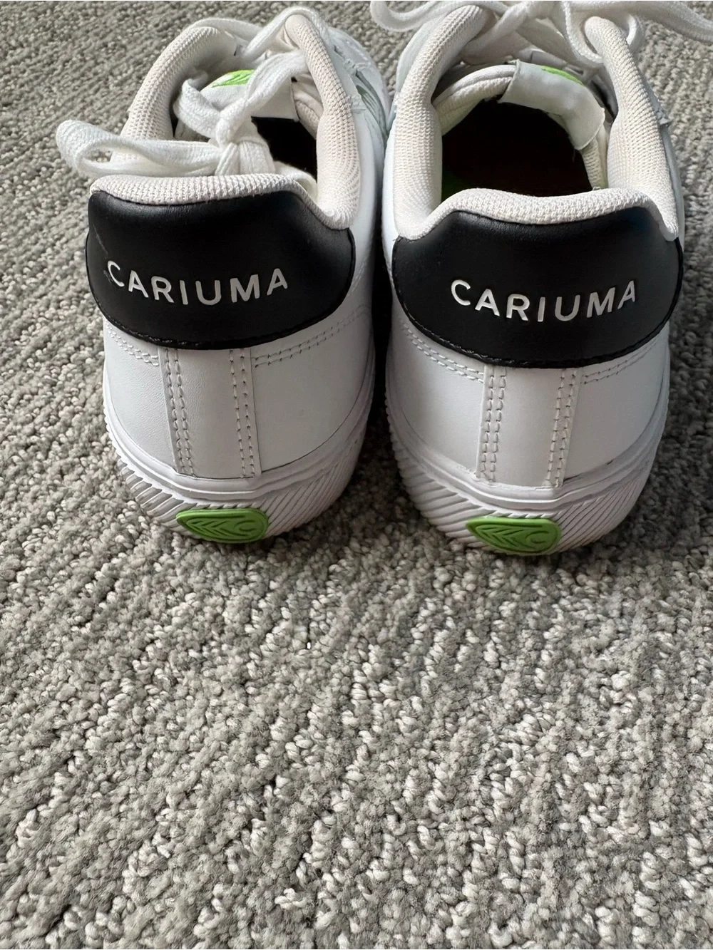 Cariuma minimalist white